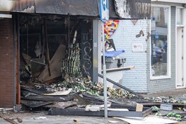 Enorme schade na brand bij Poolse supermarkt in Aalsmeer bij daglicht goed zichtbaar