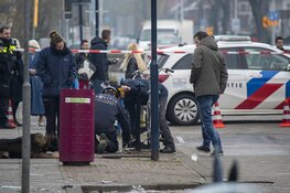 Enorme schade na brand bij Poolse supermarkt in Aalsmeer bij daglicht goed zichtbaar