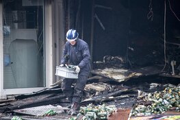 Enorme schade na brand bij Poolse supermarkt in Aalsmeer bij daglicht goed zichtbaar