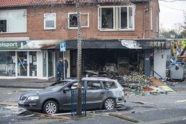 Enorme schade na brand bij Poolse supermarkt in Aalsmeer bij daglicht goed zichtbaar