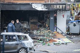 Enorme schade na brand bij Poolse supermarkt in Aalsmeer bij daglicht goed zichtbaar
