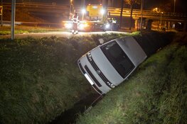 Busje wijkt uit en glijdt in sloot in Vijfhuizen