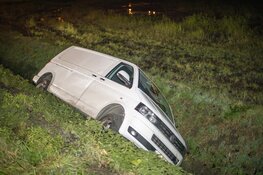 Busje wijkt uit en glijdt in sloot in Vijfhuizen