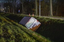 Busje wijkt uit en glijdt in sloot in Vijfhuizen