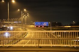 Vrachtwagen verliest container, verkeer via vluchtstrook op A9 bij Badhoevedorp
