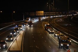 Vrachtwagen verliest container, verkeer via vluchtstrook op A9 bij Badhoevedorp