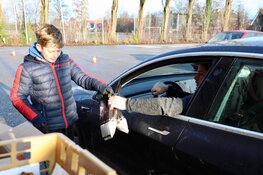 Oliebollen drive-thru georganiseerd door HV Aalsmeer en Muller Banket