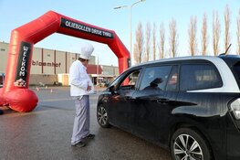 Oliebollen drive-thru georganiseerd door HV Aalsmeer en Muller Banket