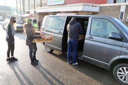 Oliebollen drive-thru georganiseerd door HV Aalsmeer en Muller Banket