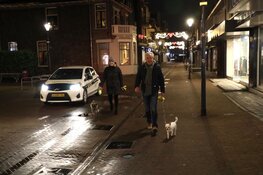 Slechts een enkeling op straat in Aalsmeer na ingaan avondklok