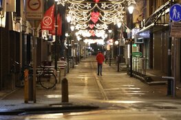 Slechts een enkeling op straat in Aalsmeer na ingaan avondklok