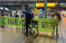 Activisten aangehouden bij demonstratie op Schiphol
