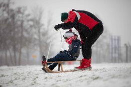 Sneeuwpret in Aalsmeer-dorp