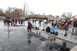 Volop drukte op het ijs in Aalsmeer-dorp