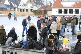 Volop drukte op het ijs in Aalsmeer-dorp