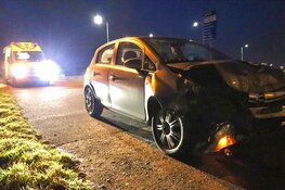 Auto tegen lantaarnpaal geknald in Aalsmeer