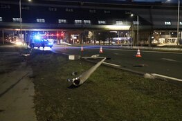 Auto tegen lantaarnpaal geknald in Aalsmeer