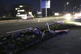 Auto tegen lantaarnpaal geknald in Aalsmeer