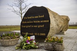 Bloemen bij Poldercrash monument vlucht TK 1951