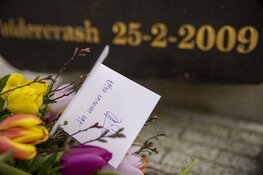 Bloemen bij Poldercrash monument vlucht TK 1951