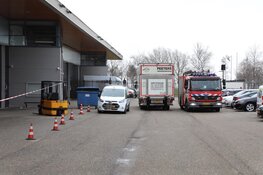 Platen laten los van pand in Schiphol