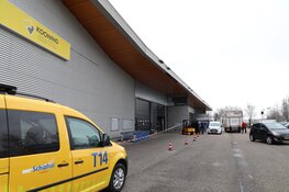 Platen laten los van pand in Schiphol