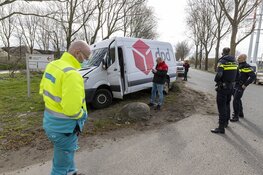 Pakketbezorger crasht op de Spaarnwouderweg in Vijfhuizen