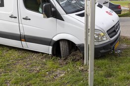 Pakketbezorger crasht op de Spaarnwouderweg in Vijfhuizen