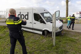 Pakketbezorger crasht op de Spaarnwouderweg in Vijfhuizen