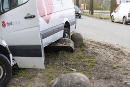 Pakketbezorger crasht op de Spaarnwouderweg in Vijfhuizen