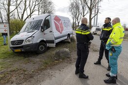 Pakketbezorger crasht op de Spaarnwouderweg in Vijfhuizen