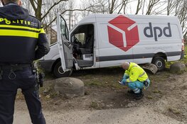 Pakketbezorger crasht op de Spaarnwouderweg in Vijfhuizen