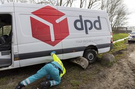 Pakketbezorger crasht op de Spaarnwouderweg in Vijfhuizen