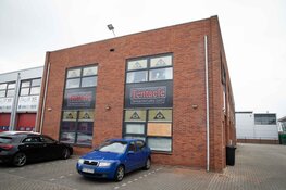 Bedrijfspand in Aalsmeer beschoten