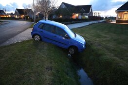 Auto vast in greppel: inzittenden vluchten