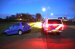 Auto vast in greppel: inzittenden vluchten