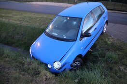 Auto vast in greppel: inzittenden vluchten