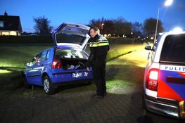 Auto vast in greppel: inzittenden vluchten