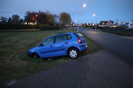 Auto vast in greppel: inzittenden vluchten