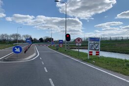 Oprit richting Aalsmeer afgesloten wegens loslatend grint-asfalt