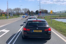 Oprit richting Aalsmeer afgesloten wegens loslatend grint-asfalt