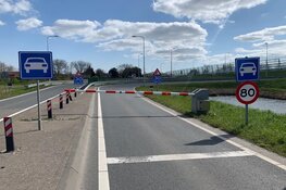 Oprit richting Aalsmeer afgesloten wegens loslatend grint-asfalt