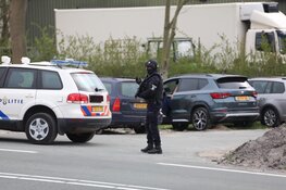 Zwaarbewapende agenten en aanhoudingen bij loods in Aalsmeer
