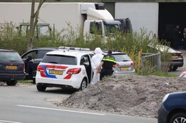 Zwaarbewapende agenten en aanhoudingen bij loods in Aalsmeer