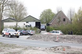 Zwaarbewapende agenten en aanhoudingen bij loods in Aalsmeer