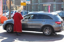 Koningsdaggebak halen in drive-thru