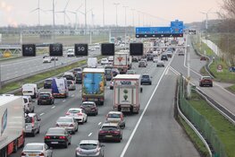 Kilometerslange file op A4 richting Den Haag na ongeval bij Nieuw Vennep