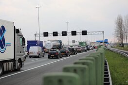 Kilometerslange file op A4 richting Den Haag na ongeval bij Nieuw Vennep