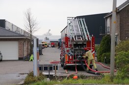 Brand in bedrijfspand in De Kwakel