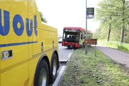 Lijnbus vastgeraakt in berm bij Uithoorn